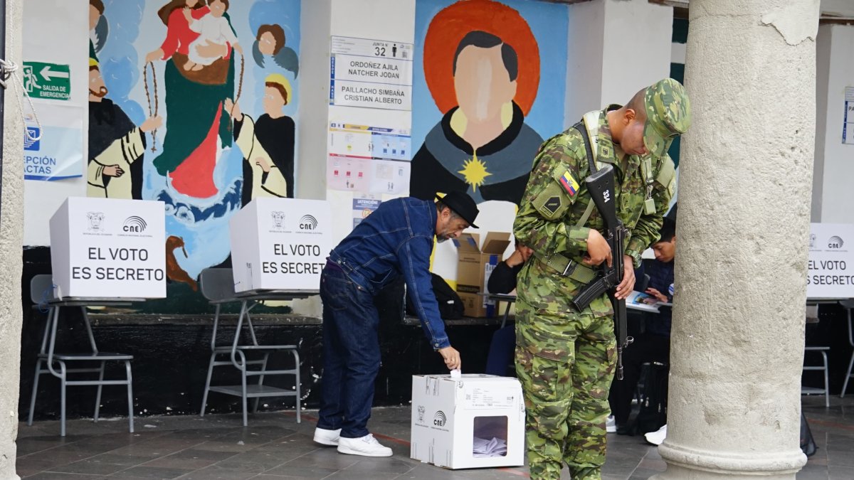 Las encuestas a boca de urna se realiza a los votantes que acaban de votar.