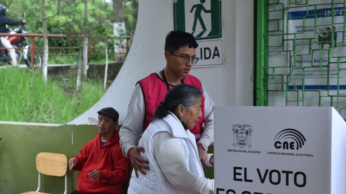 Ciudadanos ejercieron su derecho al voto durante la segunda vuelta presidencial en Ecuador, en una jornada marcada por el civismo.