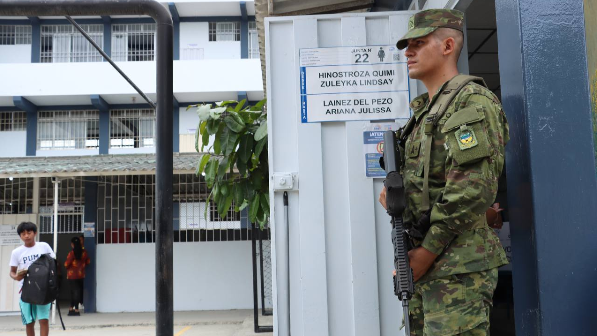 Un total de 106.116 efectivos de las Fuerzas Armadas y Policía Nacional cuidan los recintos electorales, el 13 de abril 2025.