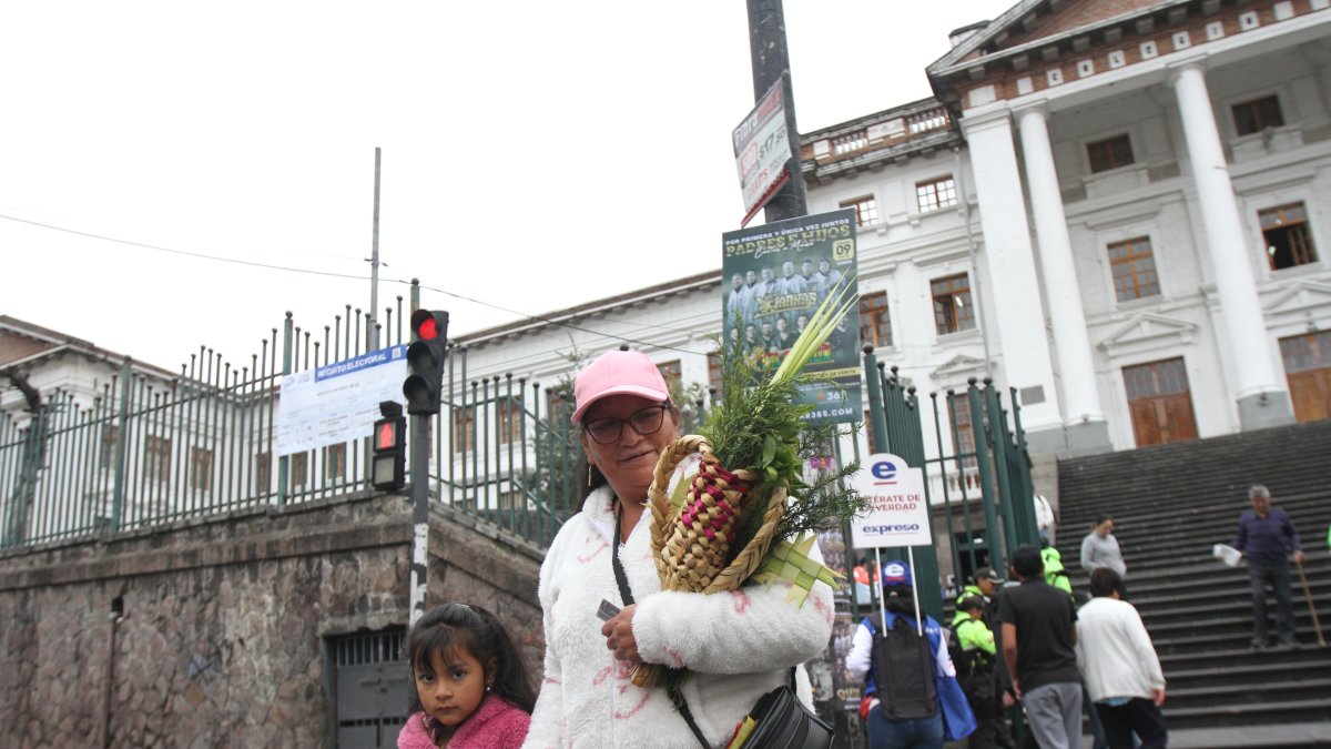 En una jornada marcada por la fe y la democracia, los ecuatorianos acudieron a las urnas este Domingo de Ramos.