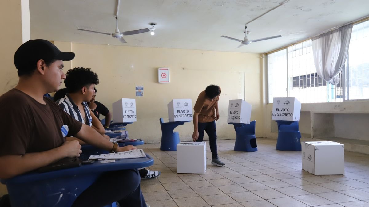 Ciudadanos optaron por votar en los últimos minutos de la jornada electoral.