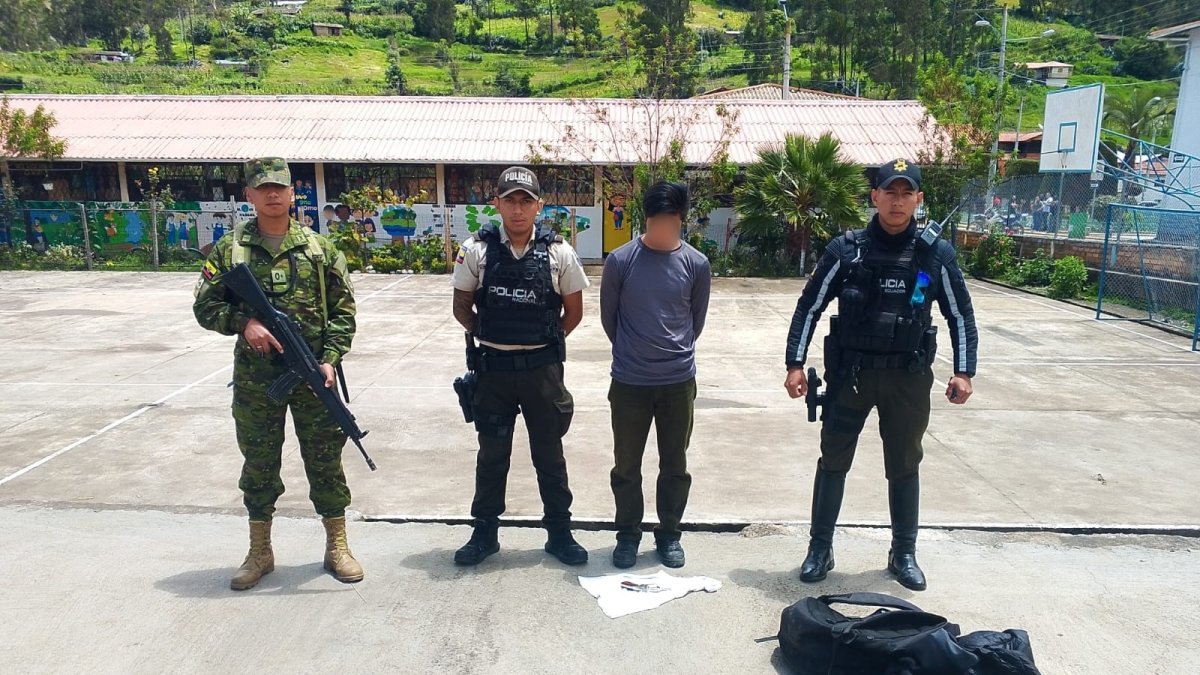 Un joven de 23 años fue detenido por estar armado y pretender ingresar a un recinto electoral en Azuay.