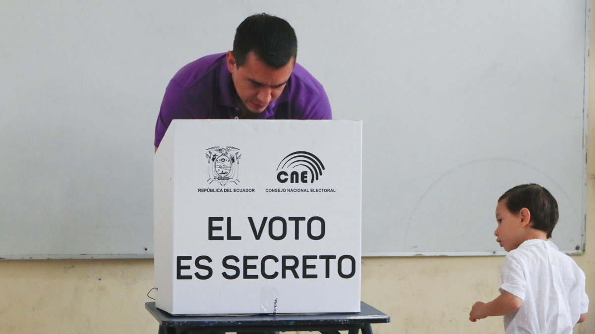 El presidente de Ecuador y candidato a la reelección, Daniel Noboa, al votar este domingo, 13 de abril, durante la segunda vuelta de los comicios presidenciales, en Olón (Santa Elena, Ecuador).