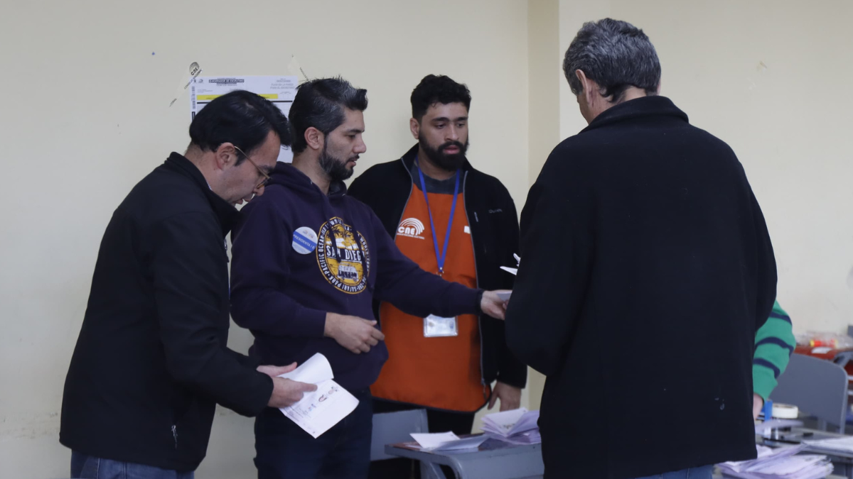 Conteo de votos en el colegio 24 de Mayo.