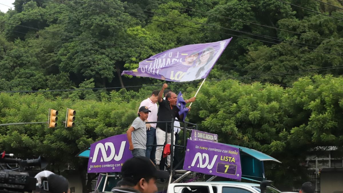 Simpatizantes de Daniel Noboa se concentraron en exteriores de CNE Guayas.