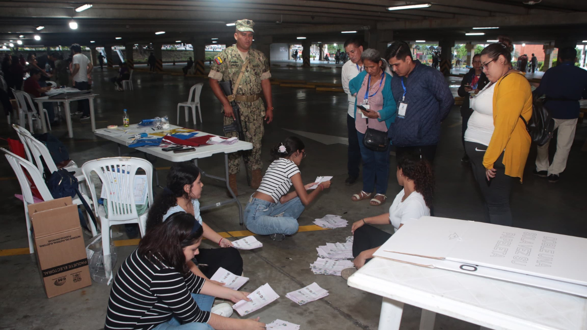 Miembros de las Juntas Receptoras del Voto realizan el conteo.