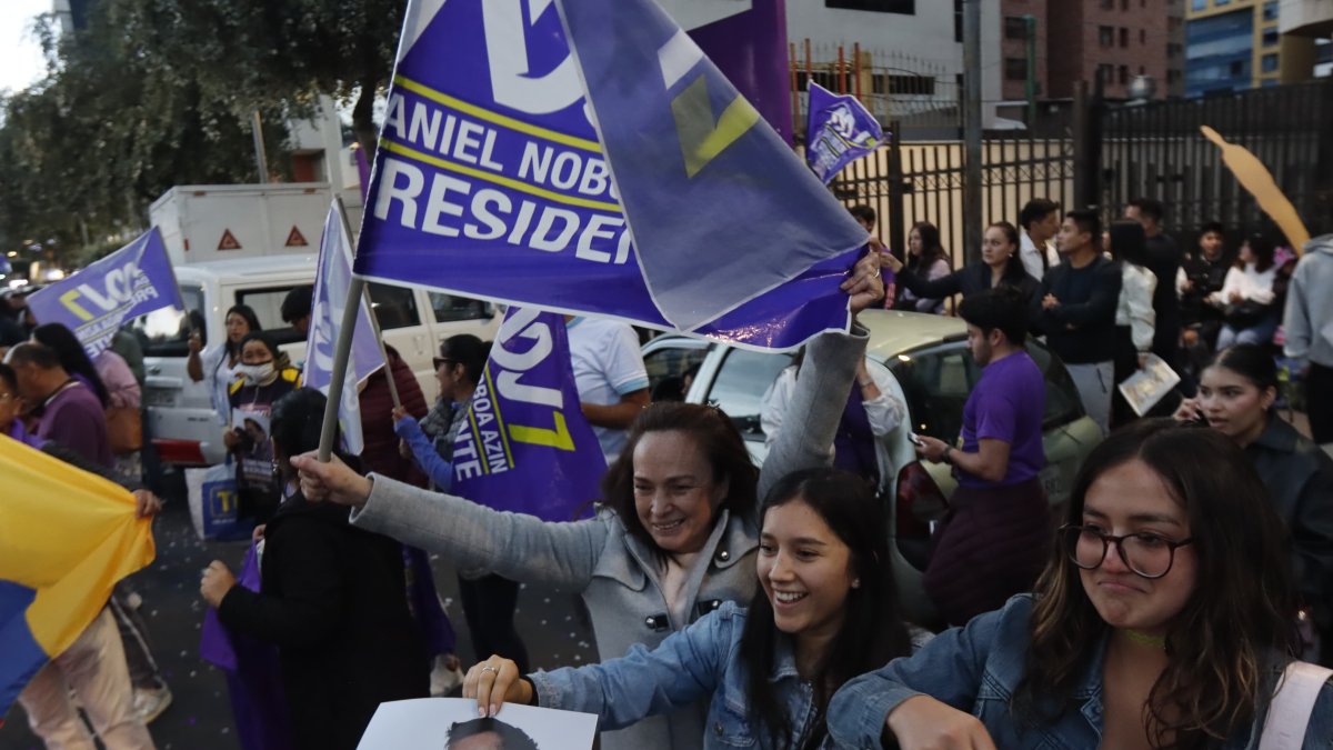 Simpatizantes de ADN celebran en Quito.