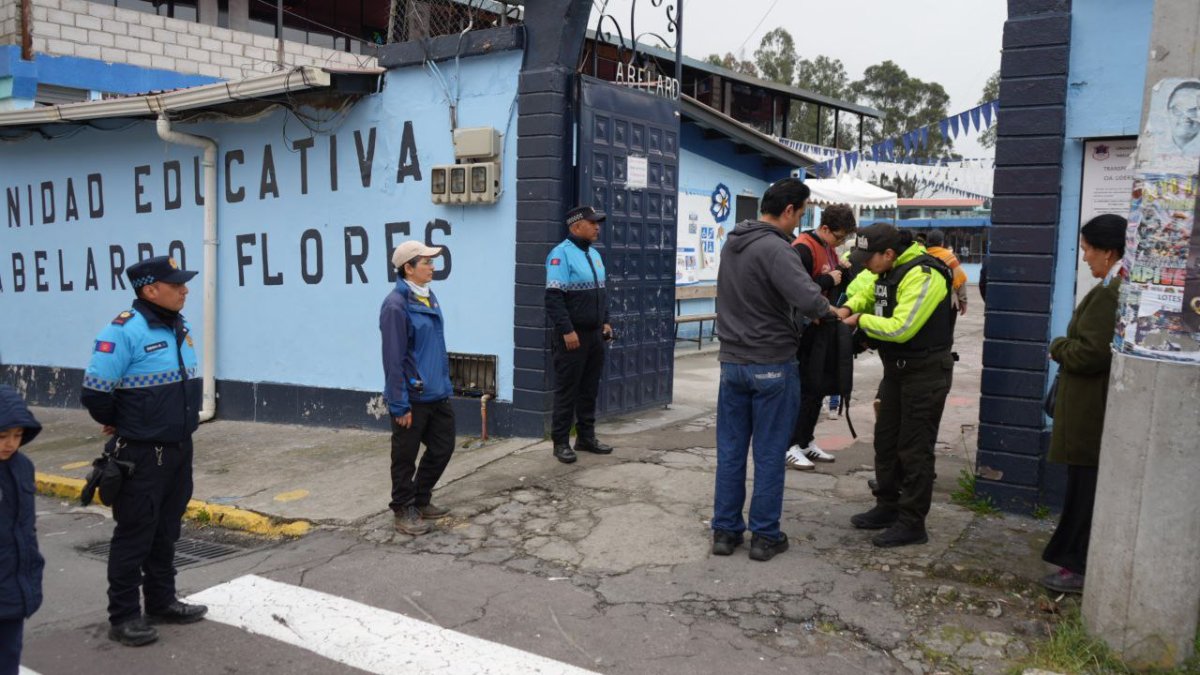 Miembros de la Policía realizaron controles en el ingreso a los recintos electorales.