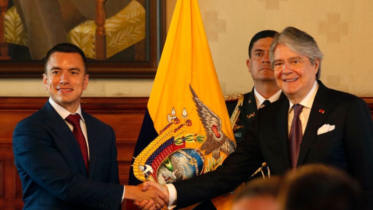 Lasso y Noboa  estrechan manos, previo a la sucesión del poder en 2023.