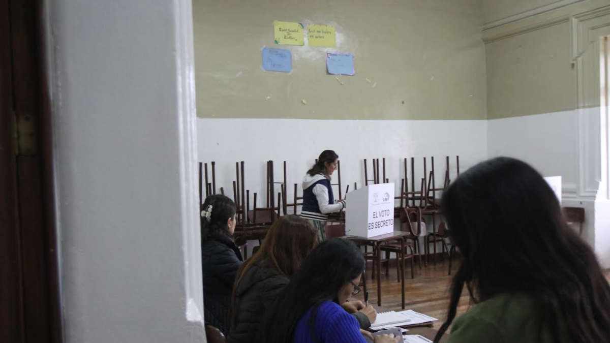 En una junta electoral en Quito, la mañana del 13 de abril del 2025.