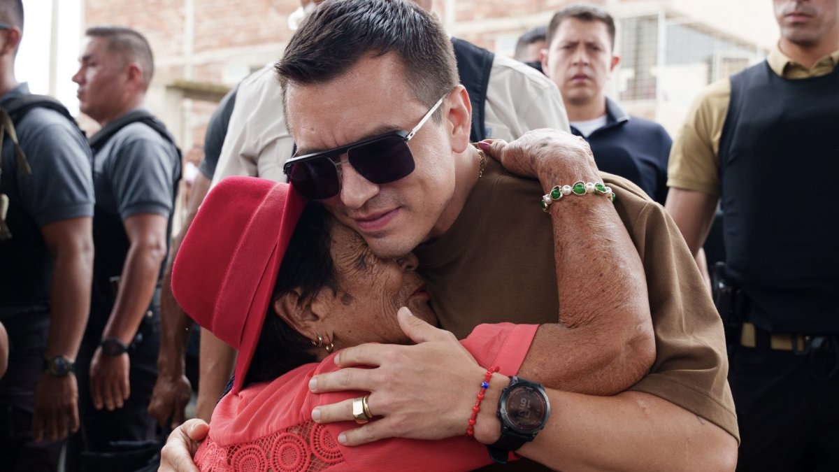 El presidente agradeció 'la valentía' de los adultos mayores.