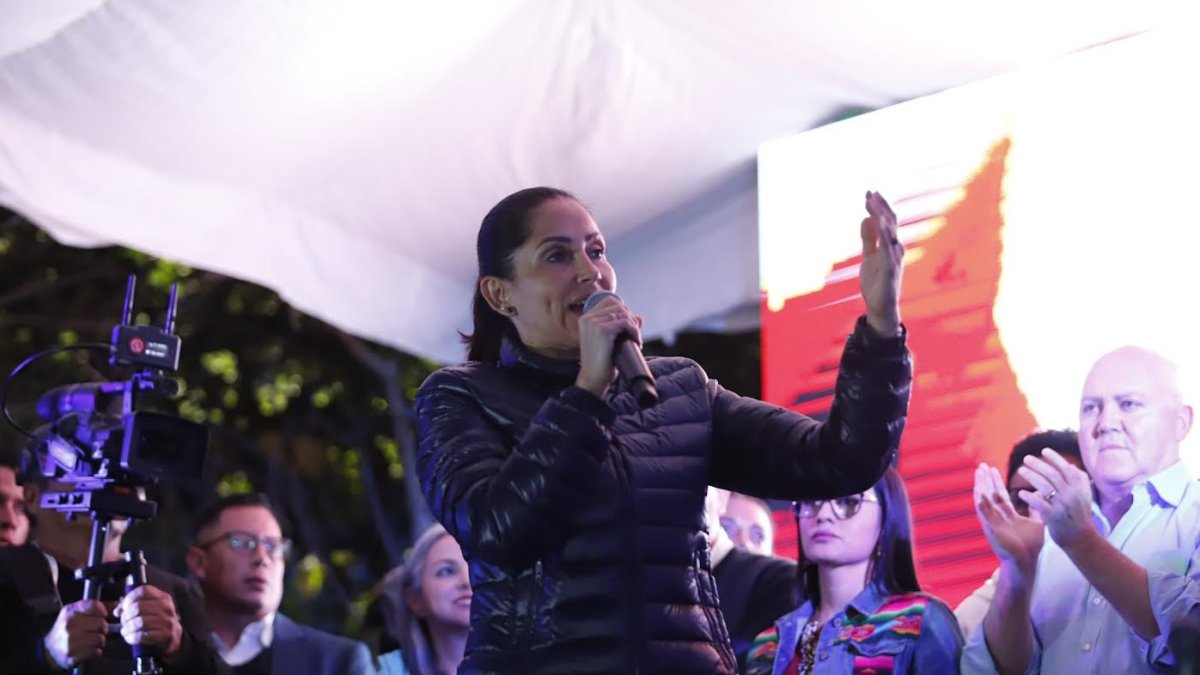 Luisa González no aceptó los resultados. Detrás de ella se observa a Diego Borja y a Viviana Veloz.