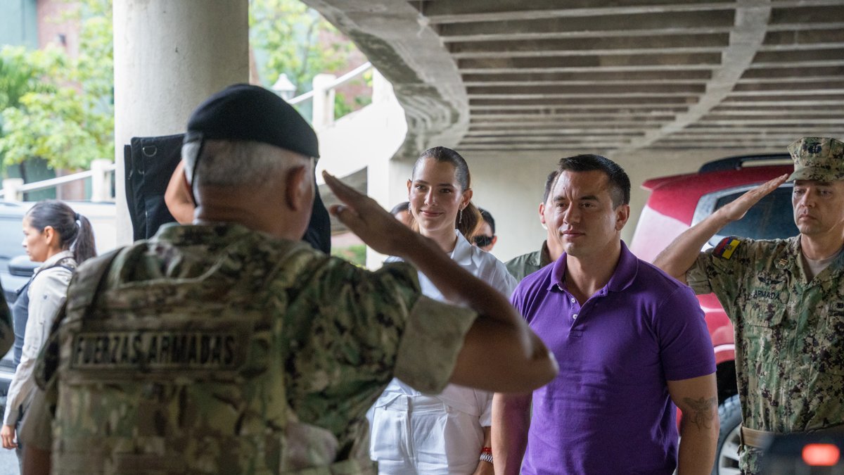 El presidente de Ecuador Daniel Noboa (d), acompaña a su esposa Lavinia Valbonesi (c) a sufragar durante la jornada electoral este domingo en Guayaquil (Ecuador).