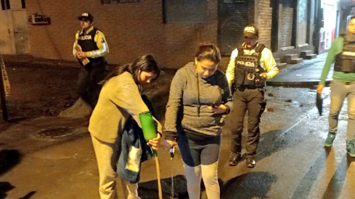 433 litros de licor sin registro sanitario fueron desechados en Quitumbe, durante un operativo de control de la Ley seca en Quito.