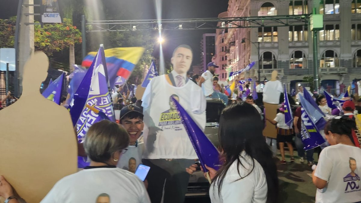 Los simpatizantes de Noboa salieron a las calles de varias ciudades a celebrar.