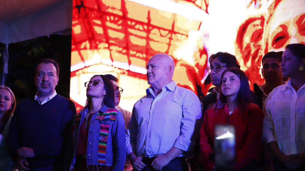Funcionarios vinculados al correísmo como Pabel Muñoz y Paola Pabón, durante un mitin político en Quito, la noche del domingo 13 de abril, tras conocerse los primeros resultados electorales.