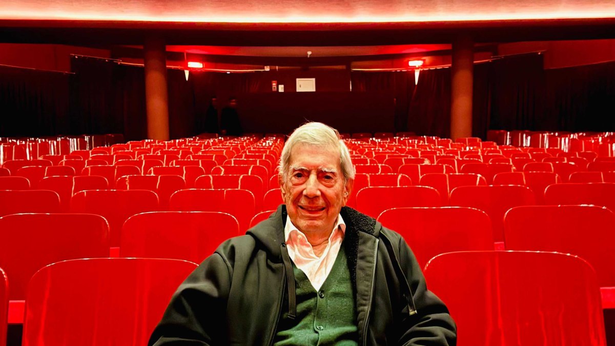 Foto cedida por el Teatro Marsano de Lima muestra al escritor peruano Mario Vargas Llosa en un teatro de Lima, Perú, el 20 de octubre de 2024 (reeditada el 14 de abril de 2024).