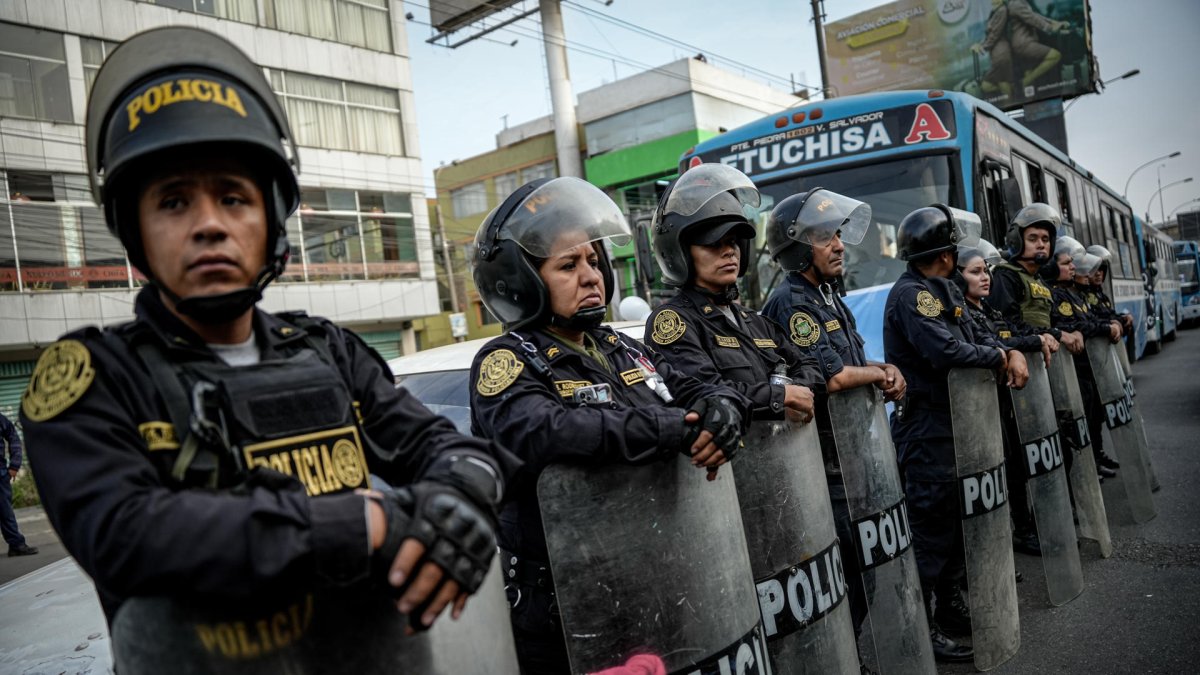Integrantes de la Policía custodian durante una manifestación de transportistas en Lima (Perú).