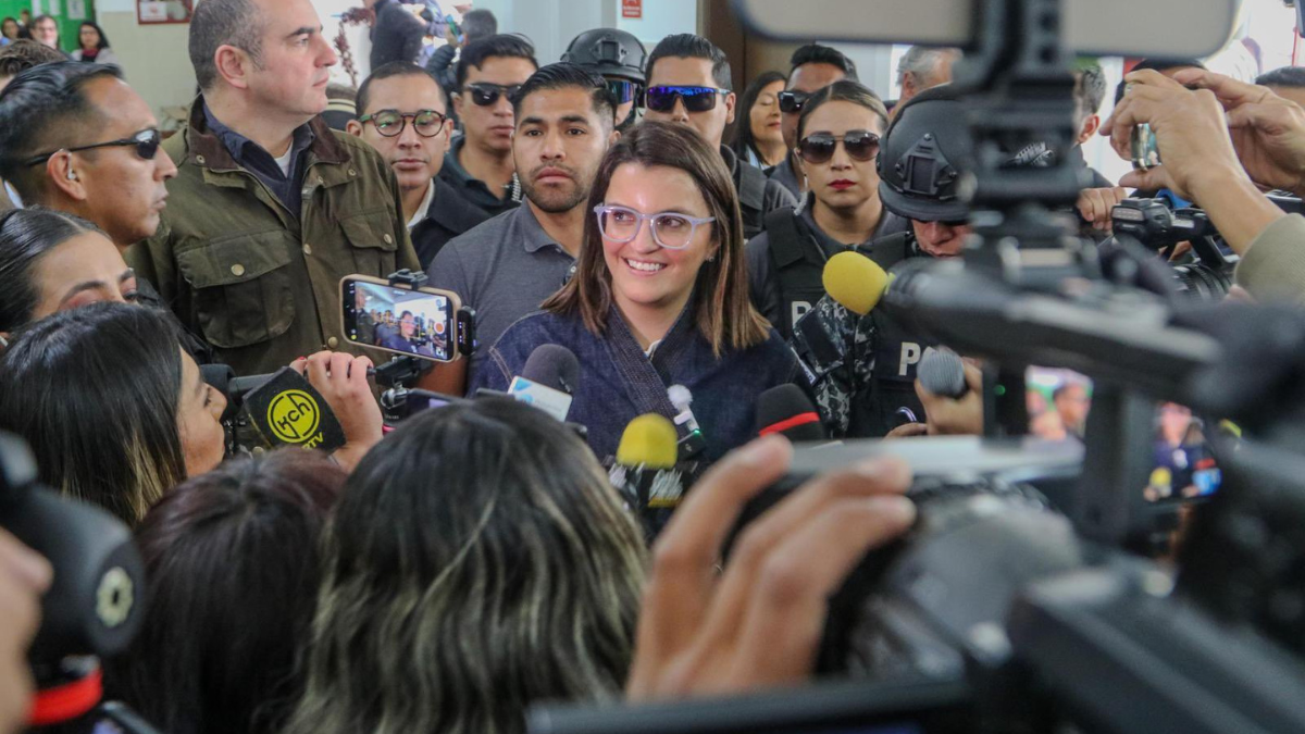 María José Pinto, junto a su esposo. Tiene dos hijos.
