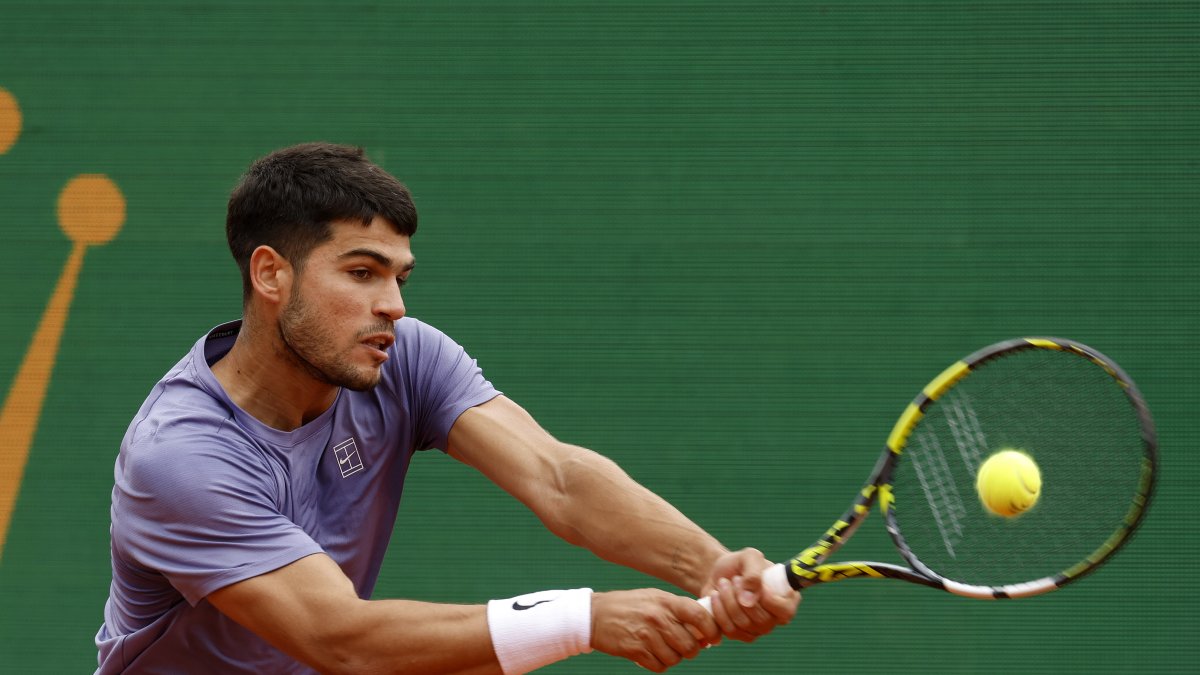 Carlos Alcaraz durante el partido de la final del Masters 1000 de Montecarlo en el venció a Lorenzo Musetti.