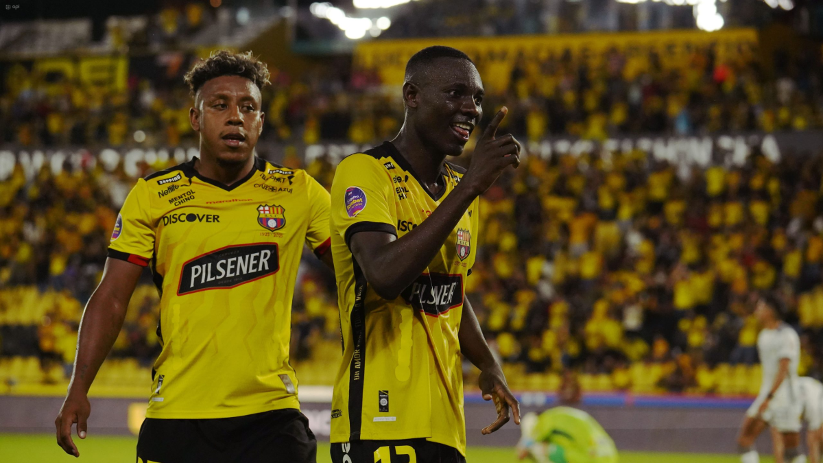 Janner Corozo (d) es uno de los goleadores de Barcelona en la LigaPro