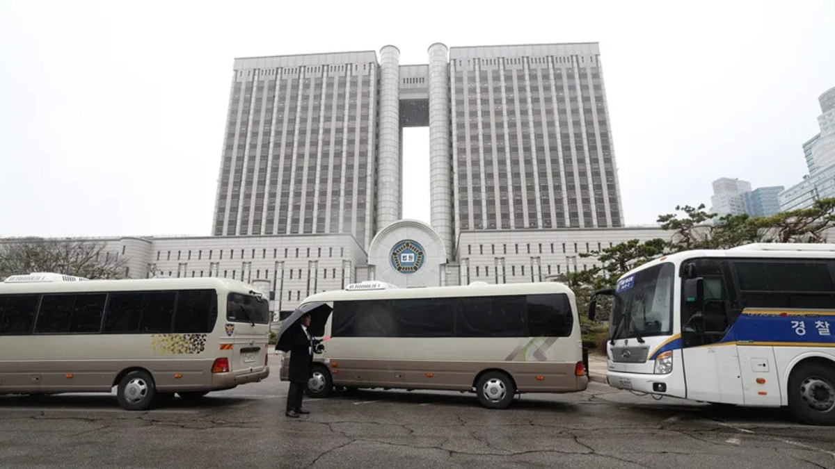 El expresidente surcoreano Yoon Suk-yeol llegando junto a otros carros al Tribunal del Distrito Central de Seúl, en Corea del Sur