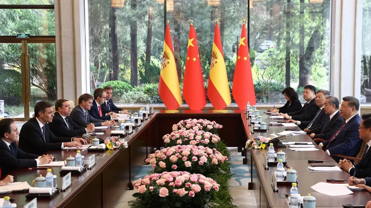 Reunión entre el presidente del Gobierno, Pedro Sánchez y el presidente de la República Popular China, Xi Jinping, el pasado viernes 11 de abril en Pekín.