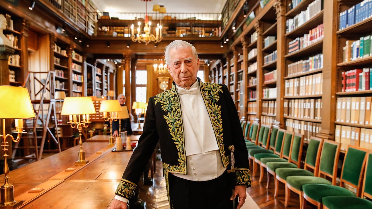 Mario Vargas Llosa en la biblioteca de la Academia Francesa en París, Francia, el 9 de febrero de 2023.