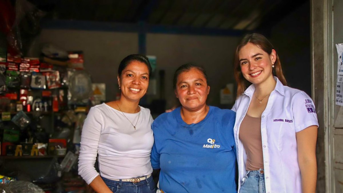 Una de las beneficiarias de este bono de $1.000, reinicia su negocio.