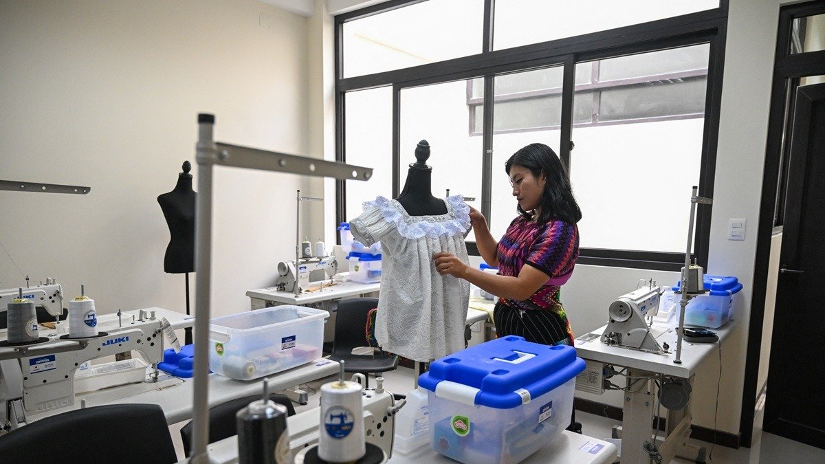 Francisca Lares, de 30 años, decora artesanalmente una blusa en el Centro de Formación Quédate, Joyabaj. 19 marzo de 2025