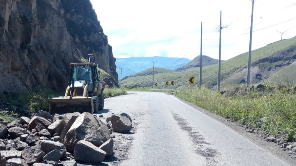 Trabajos de limpieza de la vía Cuenca-Girón-Pasaje.