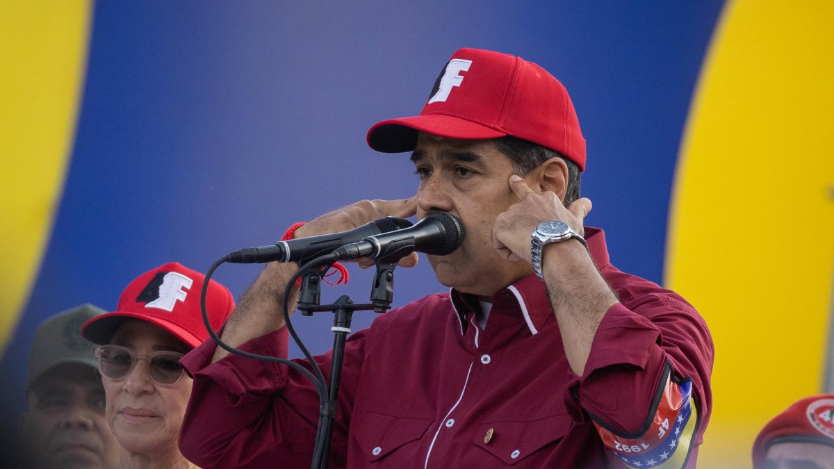 Nicolás Maduro durante una transmisión en vivo desde Caracas, en la que cuestionó la legitimidad del proceso electoral en Ecuador tras la reelección de Daniel Noboa.