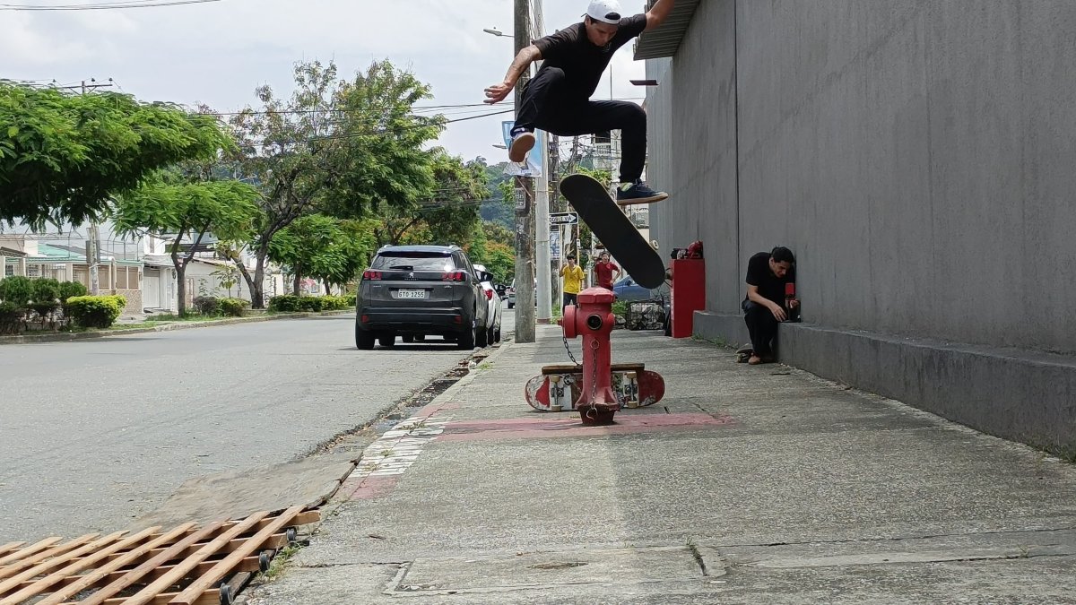 Mientras realizan trucos graban cada detalle para compartilo en redes sociales.