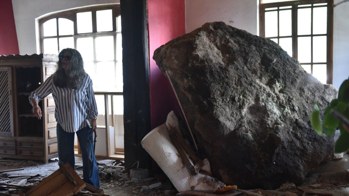 Daño. Por las lluvias se desprendió parte de un muro de un edificio en la González Suárez lo que ocasionó que cayera por la pendiente y destruya el techo de una casa