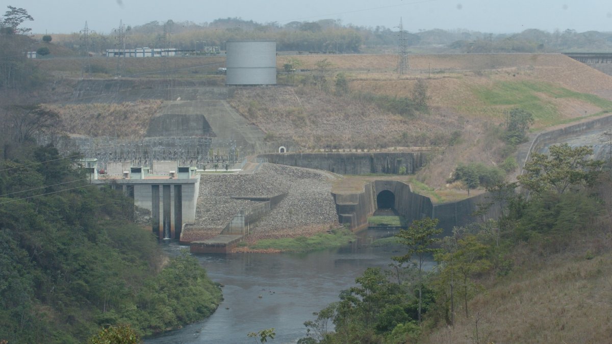 El embalse Daule Peripa está ubicado al norte de la cuenca del río Daule, en la provincia de Guayas.