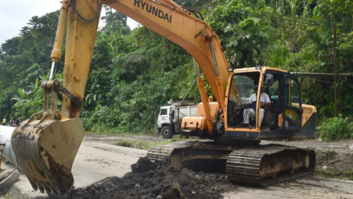 Imagen referencial. Maquinaria de la Prefectura Tsáchila atendió la emergencia en la vía Alóag-Unión del Toachi.