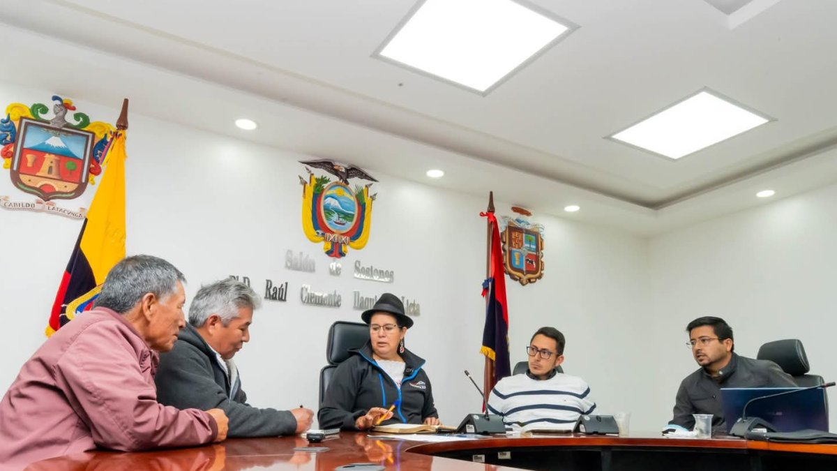 La doctora Lourdes Tibán, prefecta de la provincia de Cotopaxi, durante las audiencias públicas que se realizan los lunes