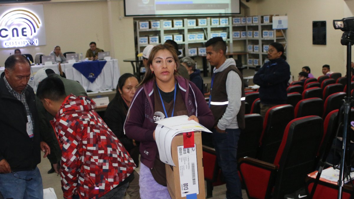 El escrutinio de los votos en Cotopaxi concluyo al 100 %.