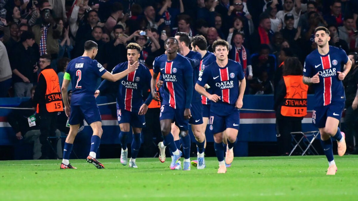 Jugadores del PSG vencieron 3-1 al Aston Villa en la semifinal de ida.