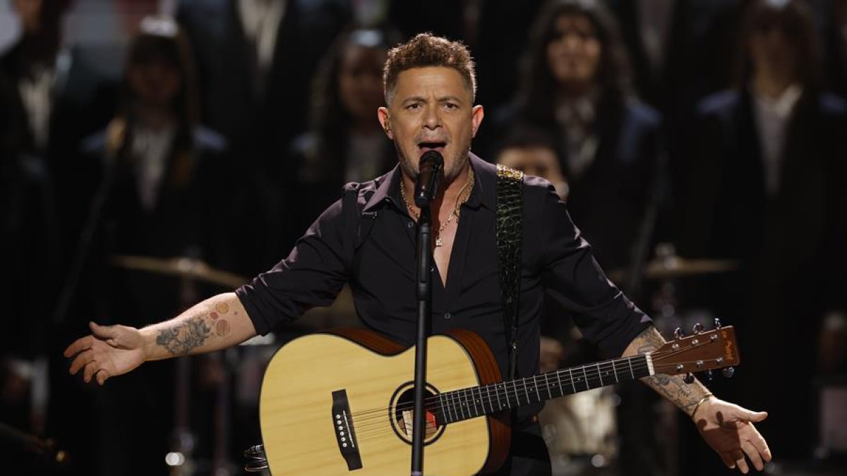El cantante y compositor Alejandro Sanz, durante su actuación en la 39 edición de los Premios Goya de la Academia de Cine.