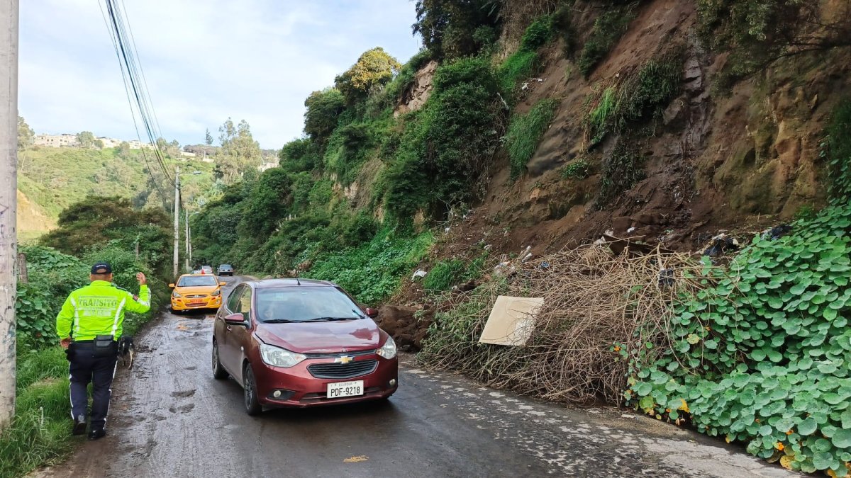 En el sector de La Roldós se registró un deslizamiento de tierra.