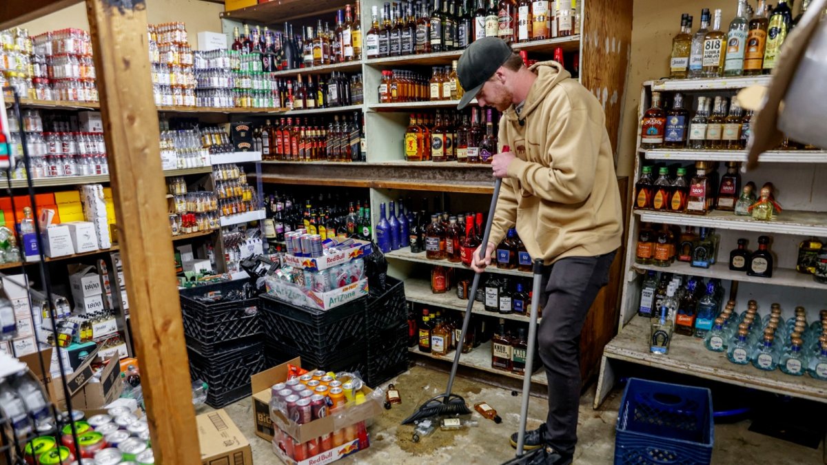 El propietario de una tienda de licores limpia los daños ocasionados por el sismo de 5,2 registrado cerca de San Diego.