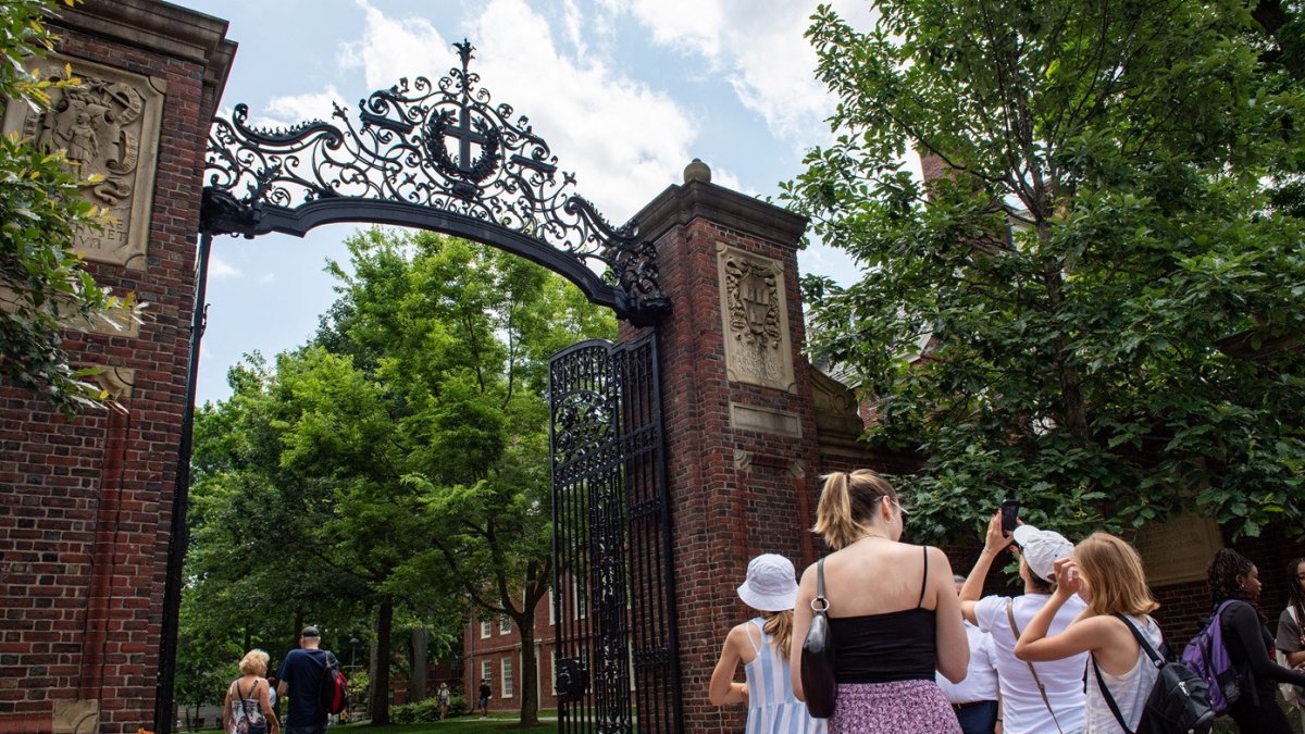 Las puertas de entrada a la Universidad de Harvard, en Massachusetts, Estados Unidos.