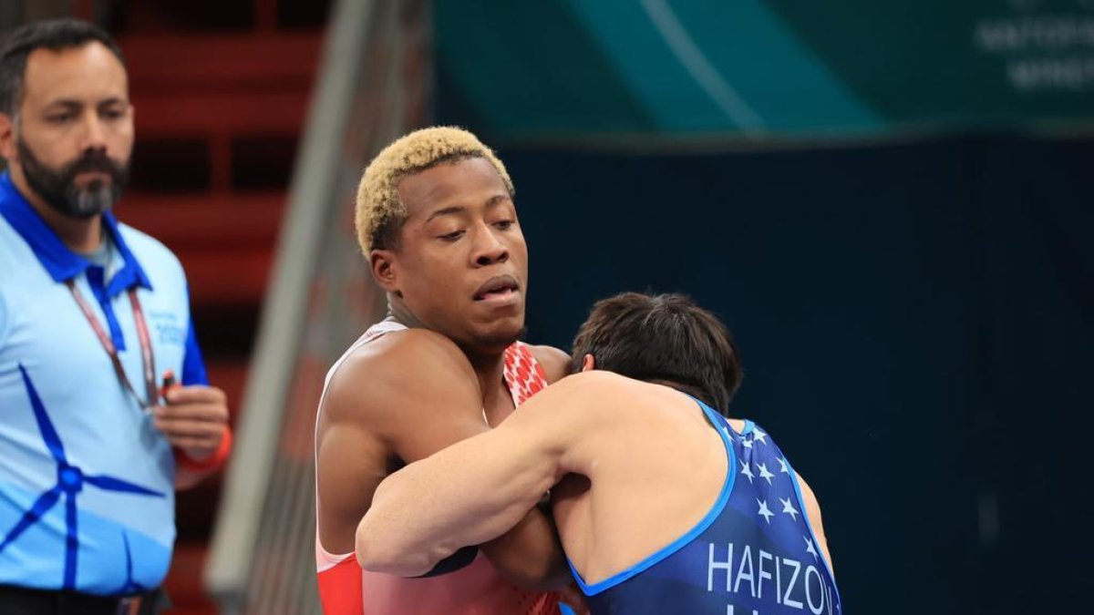 Jeremy Peralta (i) fue quinto en los 67 kg e igualmente clasificó.