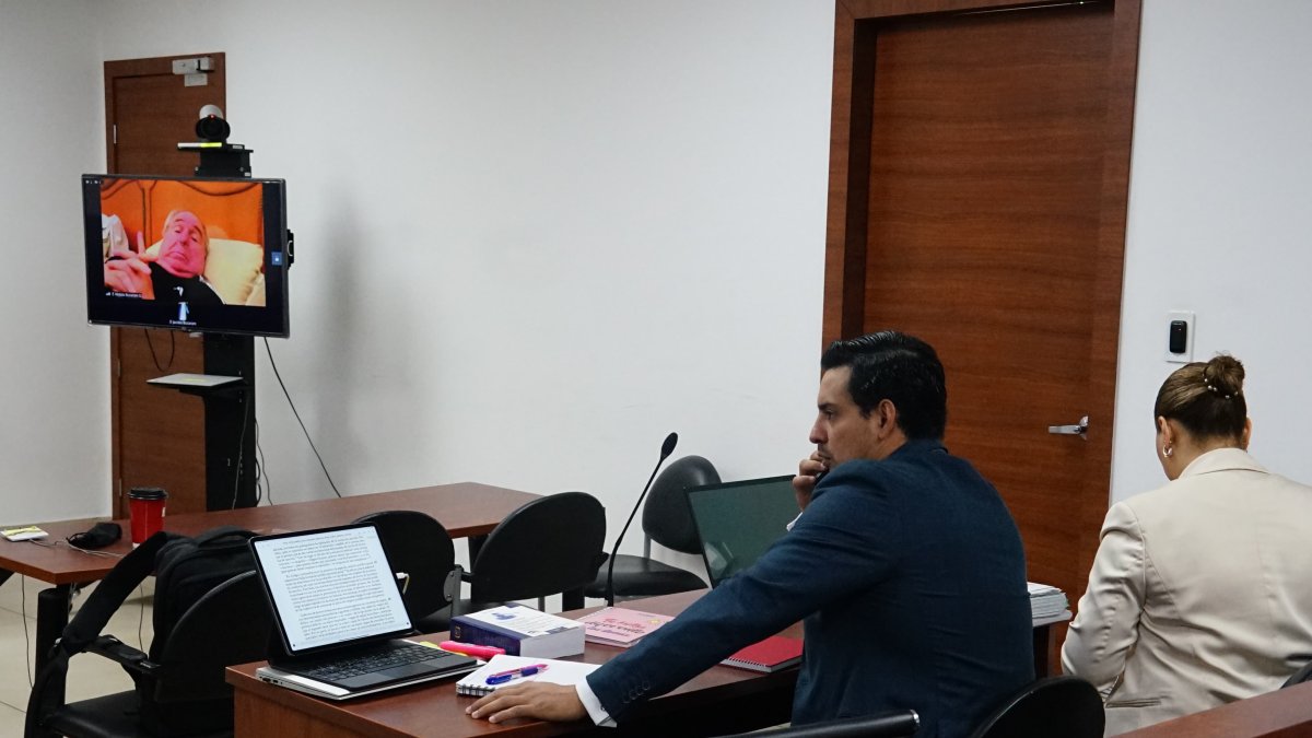 La audiencia por el caso de pruebas Covid-19 continúa en Quito con la presencia de los procesados y testigos clave.