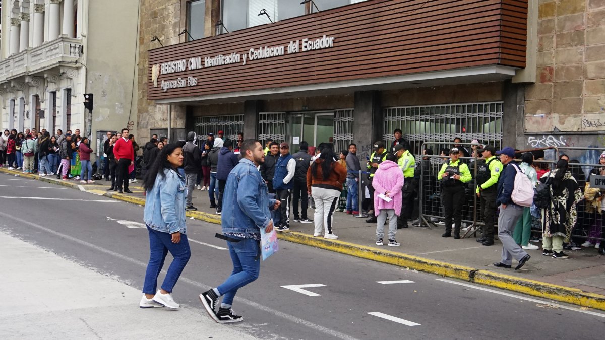Extensas filas suelen formarse en las agencias del Registro Civil, ante la demanda de cédulas y pasaportes.