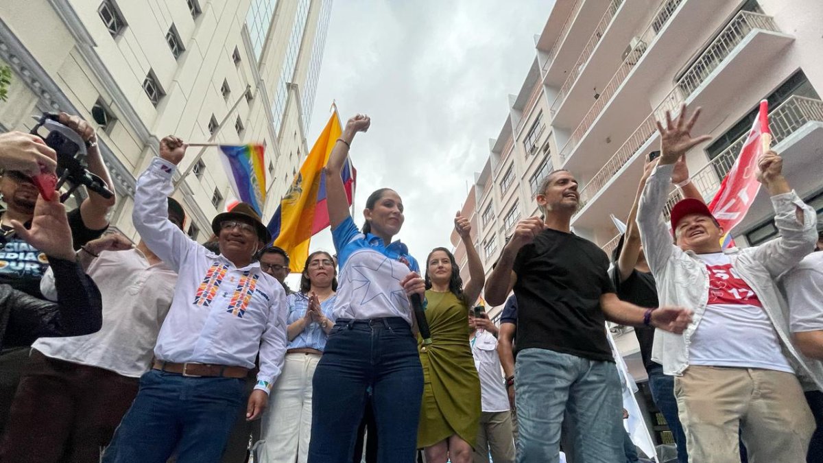 Luisa González estuvo acompañada de Guillermo Churuchumbi, Raúl Chávez y Gustavo Vallejo en su cierre de campaña en la ciudad de Guayaquil.