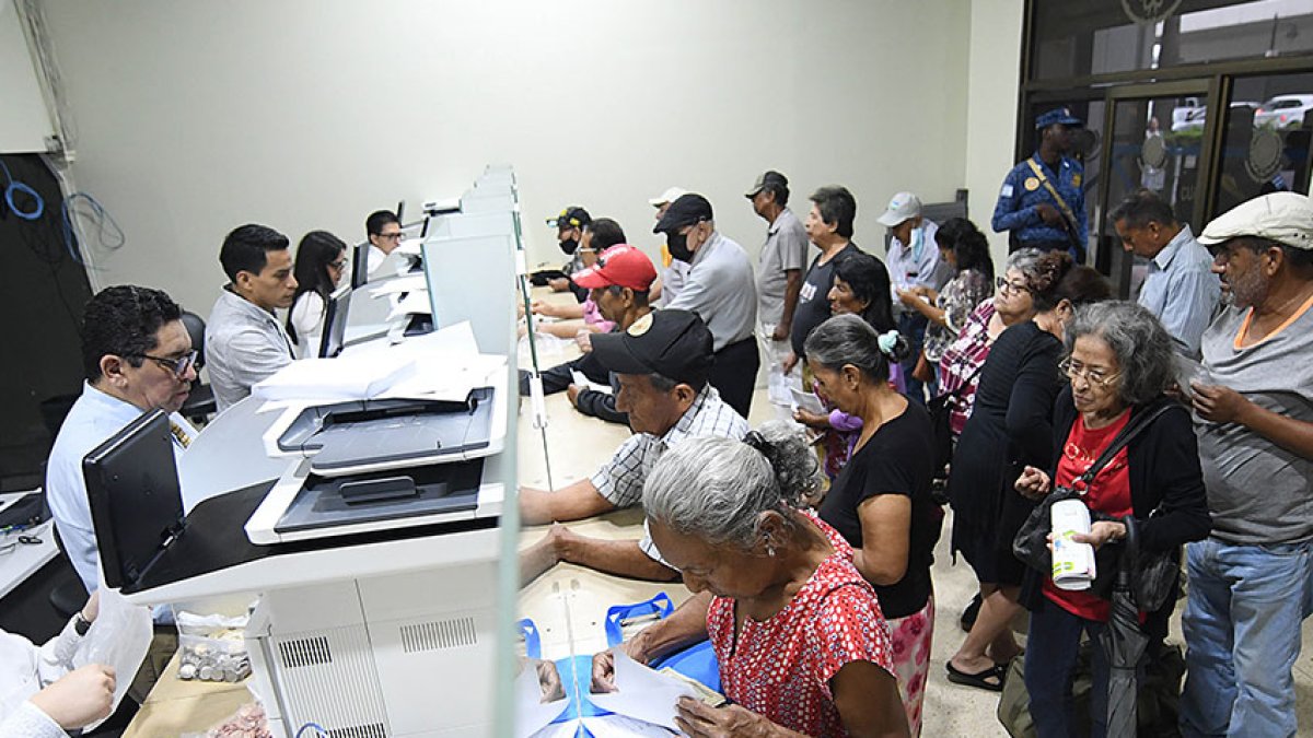 A diario son decenas las personas que acuden al Municipio para hacer el trámite para sacar una patente o van en busca de información.