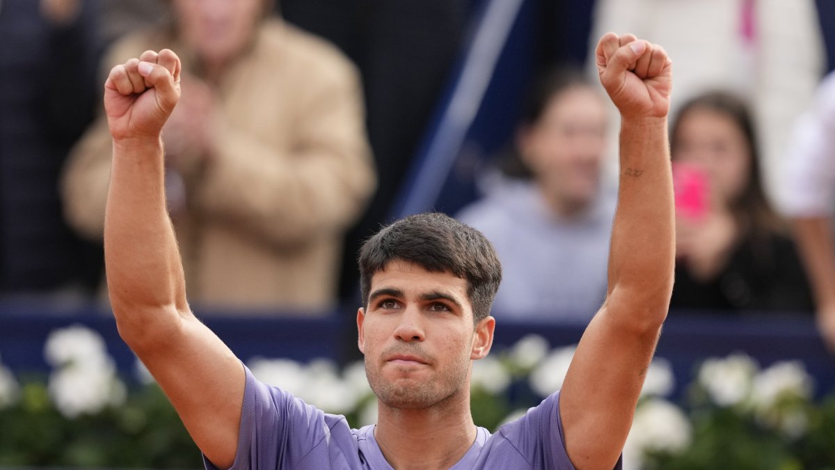 El tenista español Carlos Alcaraz tras vencer en su partido de primera ronda contra el tenista estadounidense Ethan Quinn en el Barcelona Open Banc Sabadell. EFE/Alejandro García