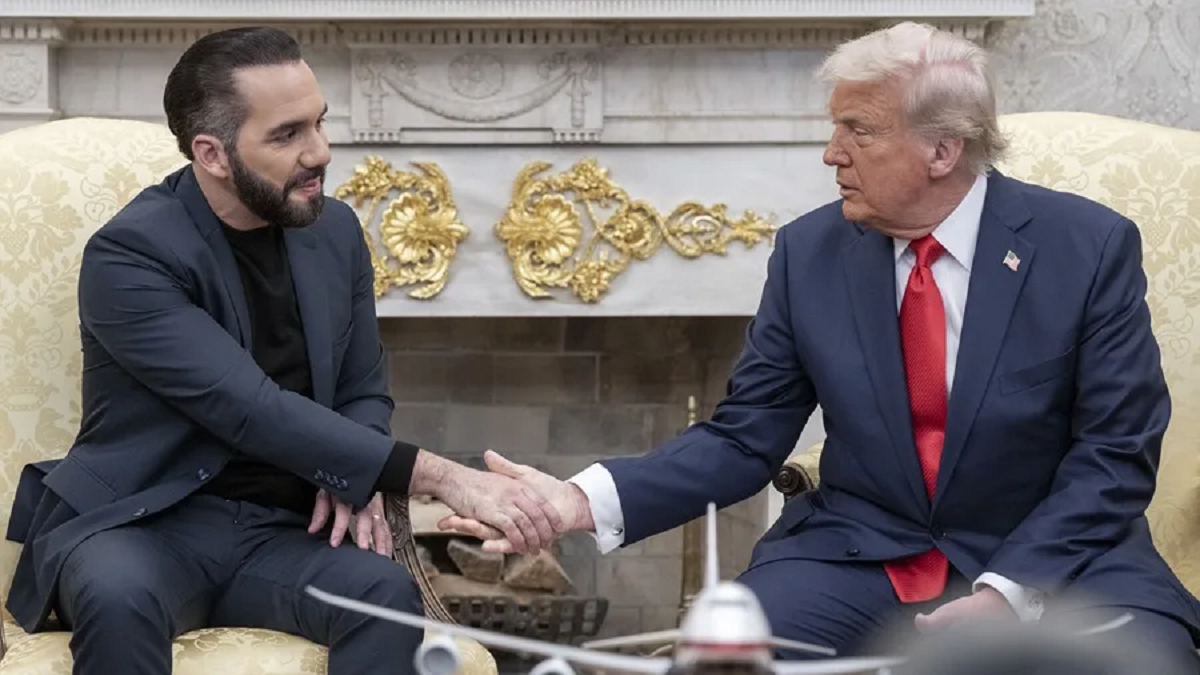 El presidente salvadoreño, Nayib Bukele, y el presidente estadounidense, Donald Trump, se estrechan las manos durante su reunión en la Casa Blanca.